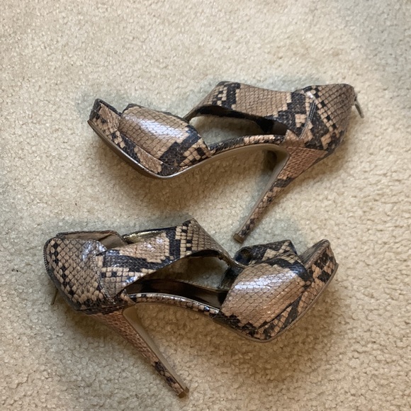 Nine West. Size 7. Alligator Print. - Picture 3 of 3